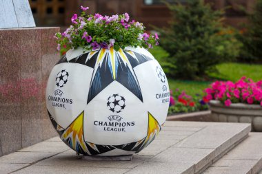 Kiev / Ukrayna - 19 Mayıs 2018: resmi Adidas topu yükleme Kiev sokaklarda Uefa final logosu ile. Kiev bölgesine hoşgeldin! Hoşgeldiniz son 2018! Ukrayna'da çok popüler futbolcu