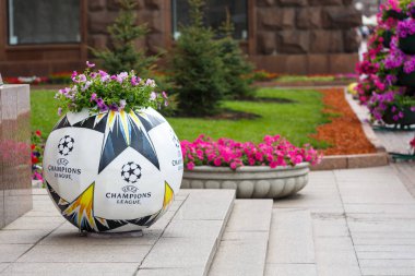 Kiev / Ukrayna - 19 Mayıs 2018: resmi Adidas topu yükleme Kiev sokaklarda Uefa final logosu ile. Kiev bölgesine hoşgeldin! Hoşgeldiniz son 2018! Ukrayna'da çok popüler futbolcu