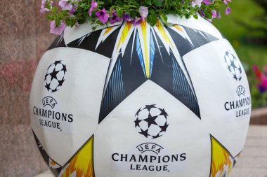 Kiev / Ukrayna - 19 Mayıs 2018: resmi Adidas topu yükleme Kiev sokaklarda Uefa final logosu ile. Kiev bölgesine hoşgeldin! Hoşgeldiniz son 2018! Ukrayna'da çok popüler futbolcu