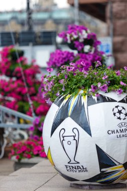 Kiev / Ukrayna - 19 Mayıs 2018: resmi Adidas topu yükleme Kiev sokaklarda Uefa final logosu ile. Kiev bölgesine hoşgeldin! Hoşgeldiniz son 2018! Ukrayna'da çok popüler futbolcu