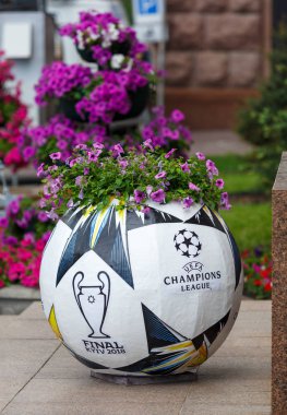 Kiev / Ukrayna - 19 Mayıs 2018: resmi Adidas topu yükleme Kiev sokaklarda Uefa final logosu ile. Kiev bölgesine hoşgeldin! Hoşgeldiniz son 2018! Ukrayna'da çok popüler futbolcu