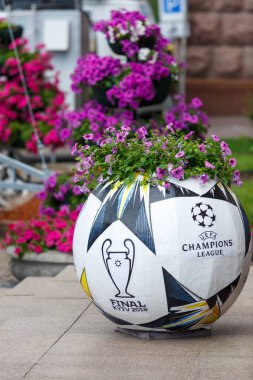 Kiev / Ukrayna - 19 Mayıs 2018: resmi Adidas topu yükleme Kiev sokaklarda Uefa final logosu ile. Kiev bölgesine hoşgeldin! Hoşgeldiniz son 2018! Ukrayna'da çok popüler futbolcu