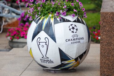 Kiev / Ukrayna - 19 Mayıs 2018: resmi Adidas topu yükleme Kiev sokaklarda Uefa final logosu ile. Kiev bölgesine hoşgeldin! Hoşgeldiniz son 2018! Ukrayna'da çok popüler futbolcu