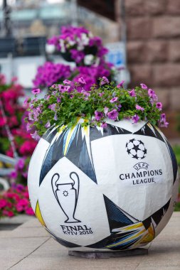 Kiev / Ukrayna - 19 Mayıs 2018: resmi Adidas topu yükleme Kiev sokaklarda Uefa final logosu ile. Kiev bölgesine hoşgeldin! Hoşgeldiniz son 2018! Ukrayna'da çok popüler futbolcu