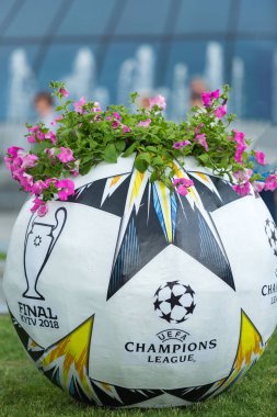 Kiev / Ukrayna - 19 Mayıs 2018: resmi Adidas topu yükleme Kiev sokaklarda Uefa final logosu ile. Kiev bölgesine hoşgeldin! Hoşgeldiniz son 2018! Ukrayna'da çok popüler futbolcu