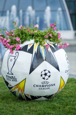 Kiev / Ukrayna - 19 Mayıs 2018: resmi Adidas topu yükleme Kiev sokaklarda Uefa final logosu ile. Kiev bölgesine hoşgeldin! Hoşgeldiniz son 2018! Ukrayna'da çok popüler futbolcu
