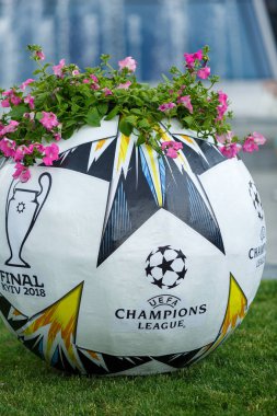 Kiev / Ukrayna - 19 Mayıs 2018: resmi Adidas topu yükleme Kiev sokaklarda Uefa final logosu ile. Kiev bölgesine hoşgeldin! Hoşgeldiniz son 2018! Ukrayna'da çok popüler futbolcu