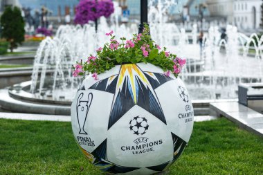 Kiev / Ukrayna - 19 Mayıs 2018: resmi Adidas topu yükleme Kiev sokaklarda Uefa final logosu ile. Kiev bölgesine hoşgeldin! Hoşgeldiniz son 2018! Ukrayna'da çok popüler futbolcu
