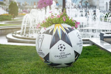 Kiev / Ukrayna - 19 Mayıs 2018: resmi Adidas topu yükleme Kiev sokaklarda Uefa final logosu ile. Kiev bölgesine hoşgeldin! Hoşgeldiniz son 2018! Ukrayna'da çok popüler futbolcu