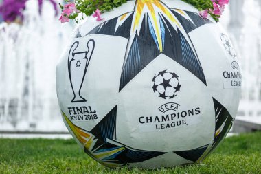 Kiev / Ukrayna - 19 Mayıs 2018: Kiev sokaklarda Uefa final logosu ile resmi Adidas topu ve yıldızı yükleme. Kiev bölgesine hoşgeldin! Hoşgeldiniz son 2018! Ukrayna'da çok popüler futbolcu