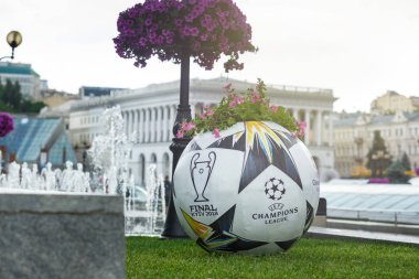 Kiev / Ukrayna - 19 Mayıs 2018: Kiev sokaklarda Uefa final logosu ile resmi Adidas topu ve yıldızı yükleme. Kiev bölgesine hoşgeldin! Hoşgeldiniz son 2018! Ukrayna'da çok popüler futbolcu