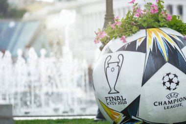 Kiev / Ukrayna - 19 Mayıs 2018: Kiev sokaklarda Uefa final logosu ile resmi Adidas topu ve yıldızı yükleme. Kiev bölgesine hoşgeldin! Hoşgeldiniz son 2018! Ukrayna'da çok popüler futbolcu