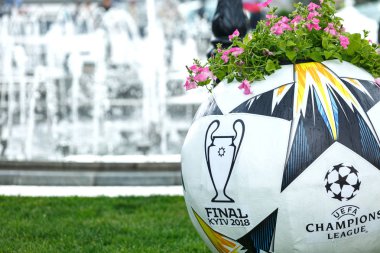 Kiev / Ukrayna - 19 Mayıs 2018: Kiev sokaklarda Uefa final logosu ile resmi Adidas topu ve yıldızı yükleme. Kiev bölgesine hoşgeldin! Hoşgeldiniz son 2018! Ukrayna'da çok popüler futbolcu