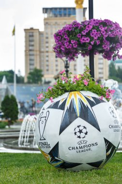 Kiev / Ukrayna - 19 Mayıs 2018: Kiev sokaklarda Uefa final logosu ile resmi Adidas topu ve yıldızı yükleme. Kiev bölgesine hoşgeldin! Hoşgeldiniz son 2018! Ukrayna'da çok popüler futbolcu