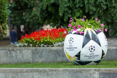 Kiev / Ukrayna - 19 Mayıs 2018: Kiev sokaklarda Uefa final logosu ile resmi Adidas topu ve yıldızı yükleme. Kiev bölgesine hoşgeldin! Hoşgeldiniz son 2018! Ukrayna'da çok popüler futbolcu