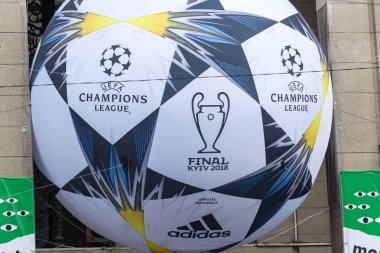 Kiev / Ukrayna - 19 Mayıs 2018: Kiev sokaklarda Uefa final logosu ile resmi Adidas topu ve yıldızı yükleme. Kiev bölgesine hoşgeldin! Hoşgeldiniz son 2018! Ukrayna'da çok popüler futbolcu