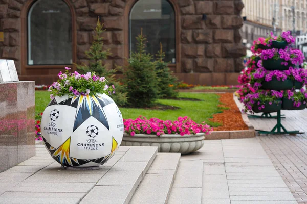 Kiev / Ukrayna - 19 Mayıs 2018: resmi Adidas topu yükleme Kiev sokaklarda Uefa final logosu ile. Kiev bölgesine hoşgeldin! Hoşgeldiniz son 2018! Ukrayna'da çok popüler futbolcu