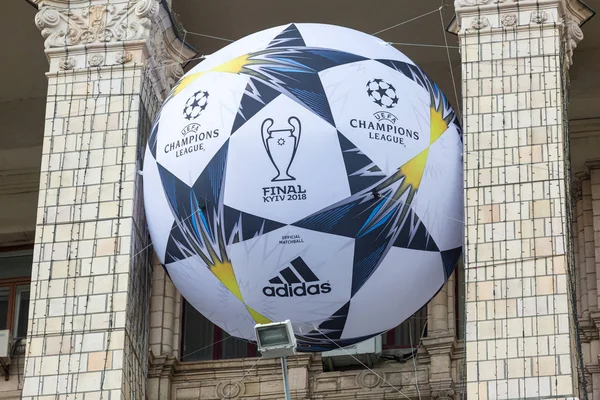 Κίεβο Ουκρανία Μαΐου 2018 Εγκατάσταση Της Επίσημης Μπάλας Adidas Λογότυπο — Φωτογραφία Αρχείου