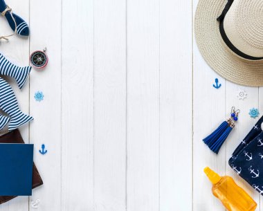 Yaz tatili düz plaj aksesuarları ahşap zemin üzerine yatırın. Kopya alanı ile yukarıdan gerekli seyahat. 