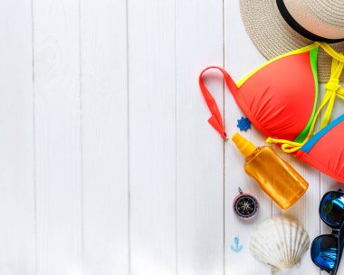 Yaz tatili düz plaj aksesuarları ahşap zemin üzerine yatırın. Kopya alanı ile yukarıdan gerekli seyahat. 