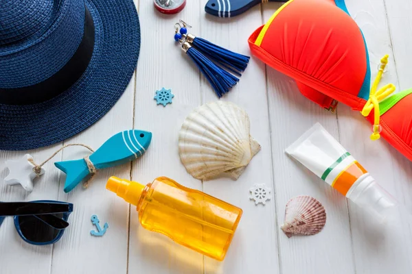 Yaz tatili düz plaj aksesuarları ahşap zemin üzerine yatırın. Kopya alanı ile yukarıdan gerekli seyahat. 