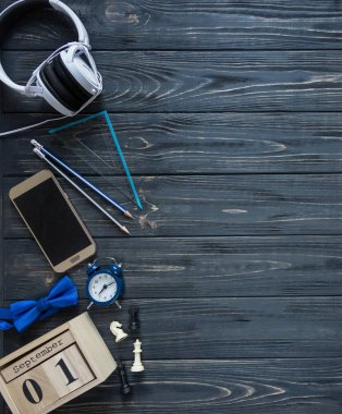 Modern ileti örneği takvimde gri arka plan ile okul için. Beyefendi papyon ile küçük oğlan için ayarlandı. Öğrenci üniversite için hazır. Eğitim, okul kavramı. Düz yatıyordu, en iyi görünümü