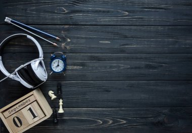 Modern ileti örneği takvimde gri arka plan ile okul için. Beyefendi papyon ile küçük oğlan için ayarlandı. Öğrenci üniversite için hazır. Eğitim, okul kavramı. Düz yatıyordu, en iyi görünümü