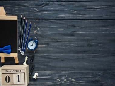 Modern ileti örneği takvimde gri arka plan ile okul için. Beyefendi papyon ile küçük oğlan için ayarlandı. Öğrenci üniversite için hazır. Eğitim, okul kavramı. Düz yatıyordu, en iyi görünümü