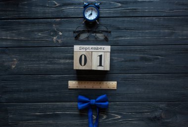 Modern ileti örneği takvimde gri arka plan ile okul için. Beyefendi papyon ile küçük oğlan için ayarlandı. Öğrenci üniversite için hazır. Eğitim, okul kavramı. Düz yatıyordu, en iyi görünümü