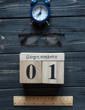 Modern ileti örneği takvimde gri arka plan ile okul için. Beyefendi papyon ile küçük oğlan için ayarlandı. Öğrenci üniversite için hazır. Eğitim, okul kavramı. Düz yatıyordu, en iyi görünümü