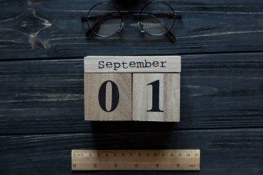 Modern ileti örneği takvimde gri arka plan ile okul için. Beyefendi papyon ile küçük oğlan için ayarlandı. Öğrenci üniversite için hazır. Eğitim, okul kavramı. Düz yatıyordu, en iyi görünümü