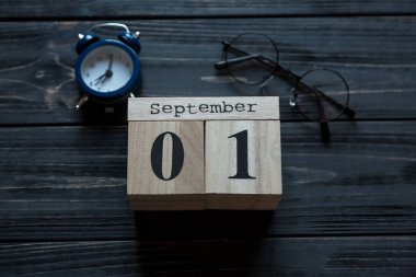 Modern ileti örneği takvimde gri arka plan ile okul için. Beyefendi papyon ile küçük oğlan için ayarlandı. Öğrenci üniversite için hazır. Eğitim, okul kavramı. Düz yatıyordu, en iyi görünümü