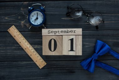 Modern ileti örneği takvimde gri arka plan ile okul için. Beyefendi papyon ile küçük oğlan için ayarlandı. Öğrenci üniversite için hazır. Eğitim, okul kavramı. Düz yatıyordu, en iyi görünümü