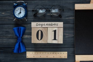 Modern ileti örneği takvimde gri arka plan ile okul için. Beyefendi papyon ile küçük oğlan için ayarlandı. Öğrenci üniversite için hazır. Eğitim, okul kavramı. Düz yatıyordu, en iyi görünümü