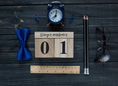 Modern ileti örneği takvimde gri arka plan ile okul için. Beyefendi papyon ile küçük oğlan için ayarlandı. Öğrenci üniversite için hazır. Eğitim, okul kavramı. Düz yatıyordu, en iyi görünümü