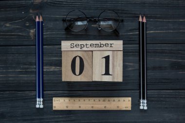 Modern ileti örneği takvimde gri arka plan ile okul için. Beyefendi papyon ile küçük oğlan için ayarlandı. Öğrenci üniversite için hazır. Eğitim, okul kavramı. Düz yatıyordu, en iyi görünümü