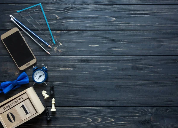 Modern ileti örneği takvimde gri arka plan ile okul için. Beyefendi papyon ile küçük oğlan için ayarlandı. Öğrenci üniversite için hazır. Eğitim, okul kavramı. Düz yatıyordu, en iyi görünümü