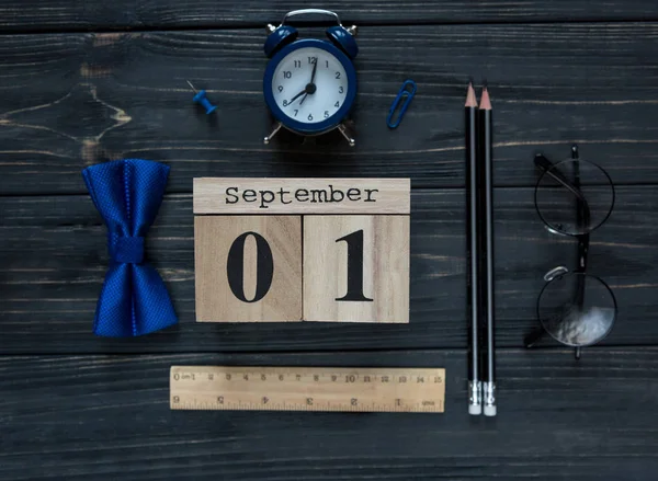 Modern ileti örneği takvimde gri arka plan ile okul için. Beyefendi papyon ile küçük oğlan için ayarlandı. Öğrenci üniversite için hazır. Eğitim, okul kavramı. Düz yatıyordu, en iyi görünümü