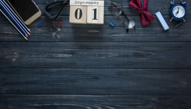 Modern ileti örneği takvimde gri arka plan ile okul için. Beyefendi papyon ile küçük oğlan için ayarlandı. Öğrenci üniversite için hazır. Eğitim, okul kavramı. Düz yatıyordu, en iyi görünümü