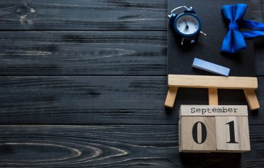 Modern ileti örneği takvimde gri arka plan ile okul için. Beyefendi papyon ile küçük oğlan için ayarlandı. Öğrenci üniversite için hazır. Eğitim, okul kavramı. Düz yatıyordu, en iyi görünümü