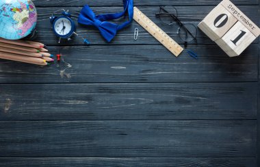 Modern ileti örneği takvimde gri arka plan ile okul için. Beyefendi papyon ile küçük oğlan için ayarlandı. Öğrenci üniversite için hazır. Eğitim, okul kavramı. Düz yatıyordu, en iyi görünümü