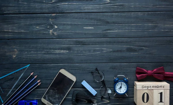 Modern ileti örneği takvimde gri arka plan ile okul için. Beyefendi papyon ile küçük oğlan için ayarlandı. Öğrenci üniversite için hazır. Eğitim, okul kavramı. Düz yatıyordu, en iyi görünümü