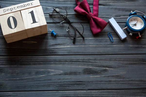 Modern ileti örneği takvimde gri arka plan ile okul için. Beyefendi papyon ile küçük oğlan için ayarlandı. Öğrenci üniversite için hazır. Eğitim, okul kavramı. Düz yatıyordu, en iyi görünümü