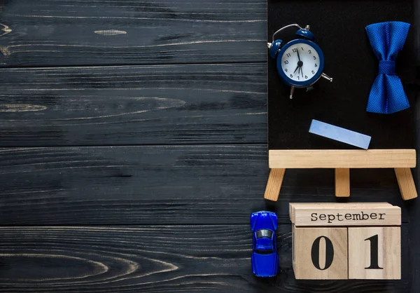 Modern ileti örneği takvimde gri arka plan ile okul için. Beyefendi papyon ile küçük oğlan için ayarlandı. Öğrenci üniversite için hazır. Eğitim, okul kavramı. Düz yatıyordu, en iyi görünümü