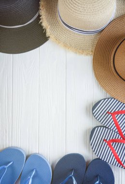 Hasır şapka şerit üzerinde beyaz arka plan ile. Ayarla plaj şapkaları, yaz aksesuar, portre, üstten görünüm, seyahat, yaz satış konsepti