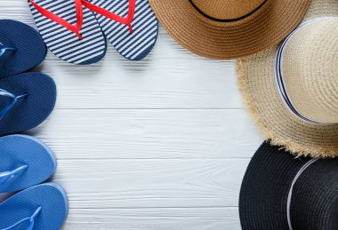 Yaz aksesuarları kadın için: hasır şapka, pusula, kabuklar, Mayo, Gözlük, güneş sprey, ahşap arka plan üzerinde balıklar. Seyahat, yaz satış konsepti