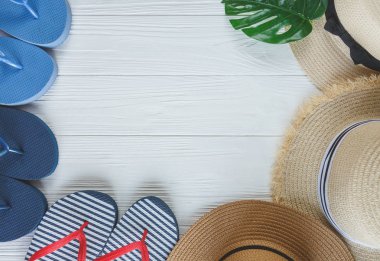 Hasır şapka şerit ve beyaz arka plan üzerinde yay. Plaj şapkalar ayarla, aksesuar yaz, en iyi görünümü kapatın, alanı kopyalayın. Seyahat, satış konsepti