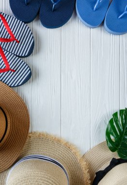 Hasır şapka şerit ve beyaz arka plan üzerinde yay. Plaj şapkalar ayarla, aksesuar yaz, en iyi görünümü kapatın, alanı kopyalayın. Seyahat, satış konsepti