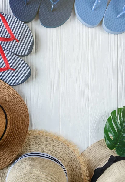 Hasır şapka şerit üzerinde beyaz arka plan ile. Ayarla plaj şapkaları, yaz aksesuar, portre, üstten görünüm, seyahat, yaz satış konsepti