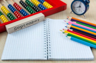 renkli abacus, kalem, saat, kara tahta ahşap arka plan. Eğitim, okul kavramı başa  